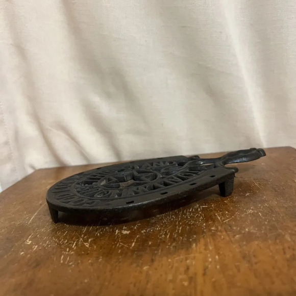 Vintage Cast Iron Metal Footed Trivet Sad Iron Good Luck Horseshoe Star‎ Wilton - Picture 4 of 6